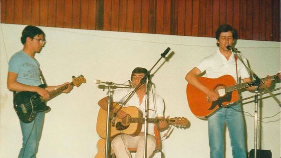 Marciano Cantero con su primer bajo Fender; Felipe Trentacoste con su guitarra Yamaha y Gabriel Rey, con una Eko italiana, en una actuación en Luján de Cuyo