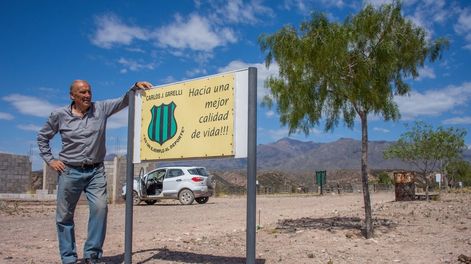 Los Andes | Atonio Garelli es uno de los socios fundadores del Club Social y Deportivo Carlos Garelli, creado el 5 de octubre de 1969. Trabaja en el piedemonte todos los dias para concretar el sueño de construir un campo deportivo de gran inmensidad. Foto: Mariana