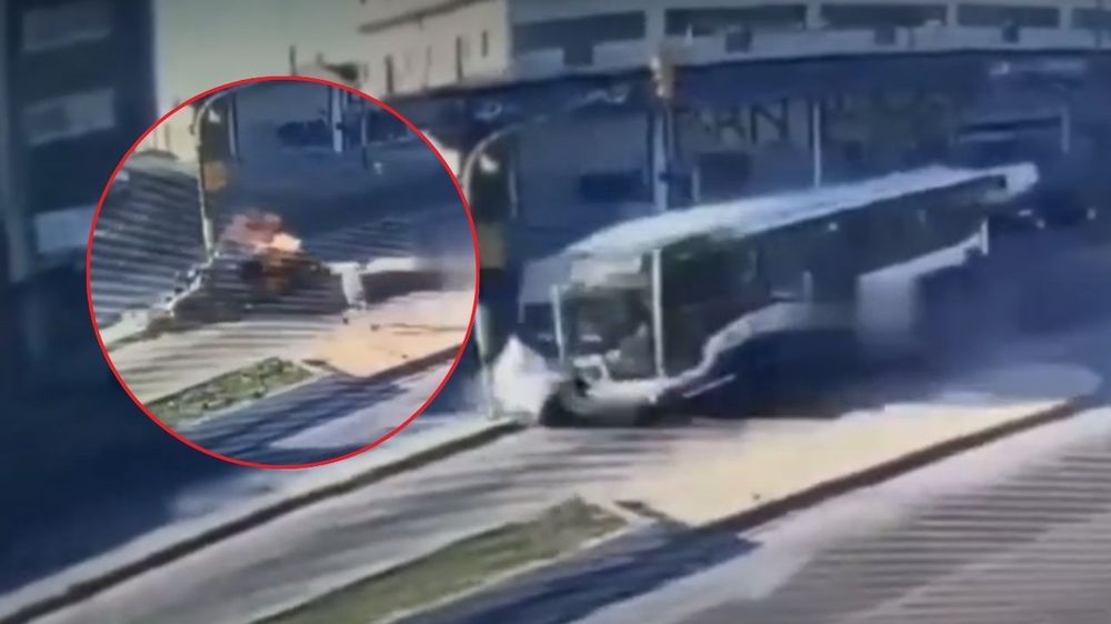 Choque: se cruzó al carril del Metrobús y terminó aplastado contra un semáforo por un colectivo.