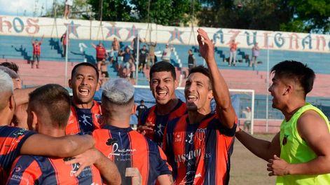 Los Andes | Una banda loca. Sanfilippo, Royo, Dinasso, Carrasco, Lázzaro y Martín festejan la clasificación de Talleres al Regional Amateur. Gentileza Prensa Andes Talleres.