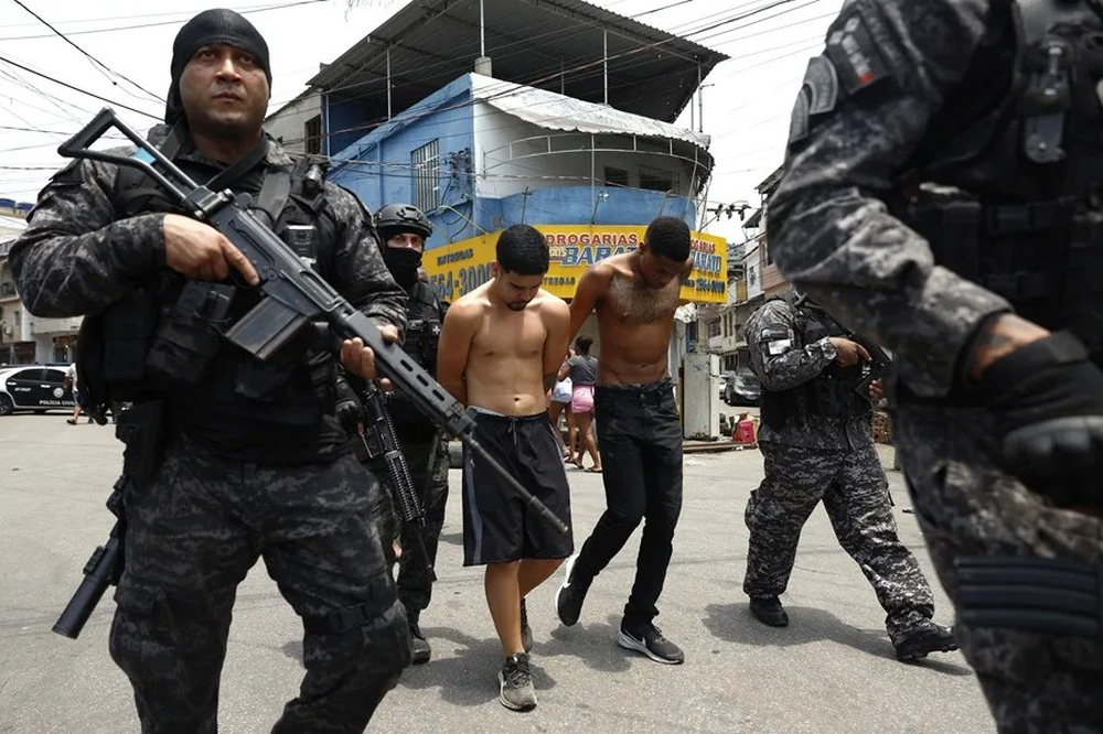 Integrantes de la Policía de Río de Janeiro trasladan a un grupo de personas durante un operativo, este 28 de octubre de 2025, en Río de Janeiro (Brasil).&nbsp;