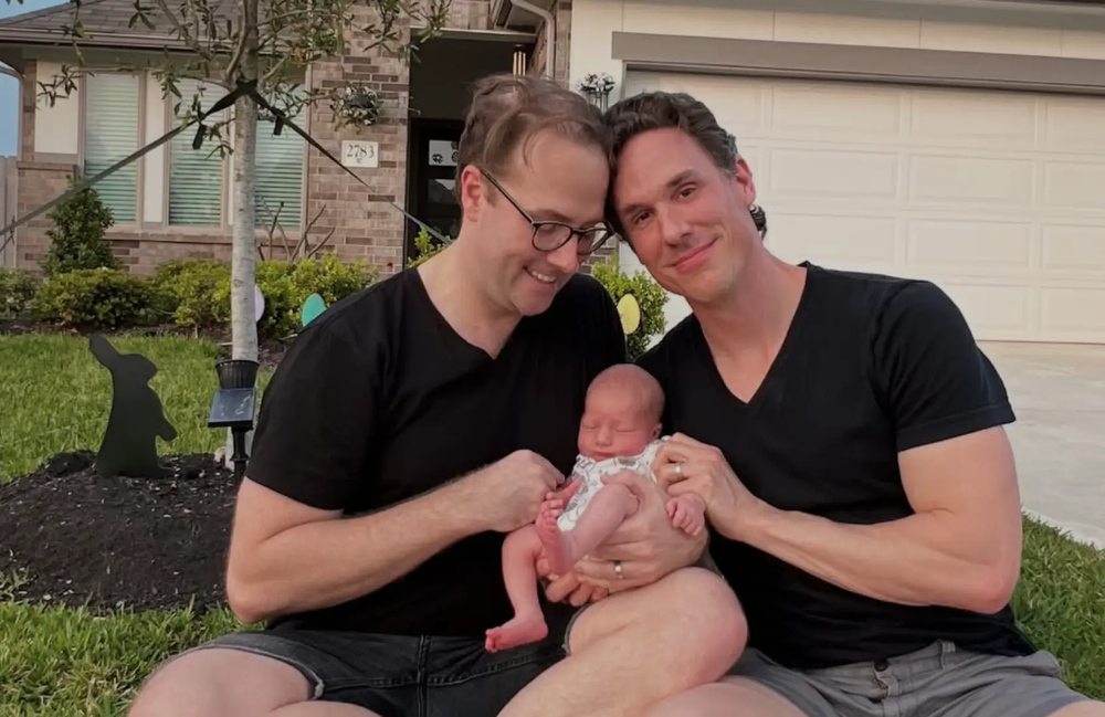  Bret Hanna-Shuford junto a su esposo e hijo.