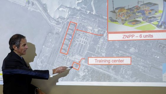 El director general de la Agencia Internacional de la Energía Atómica, Rafael Mariano Grossi, al explicar la situación de la central Zaporizhzhia. (AP/Lisa Leutner)