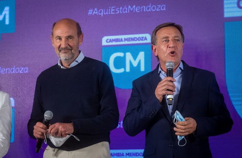 Rodolfo Suárez celebró el contundente triunfo de Cambia Mendoza, junto a su rival interno, Rodolfo Vargas Arizu, el empresario que se animó a hacer política y enfrentar al poderoso aparato radical.