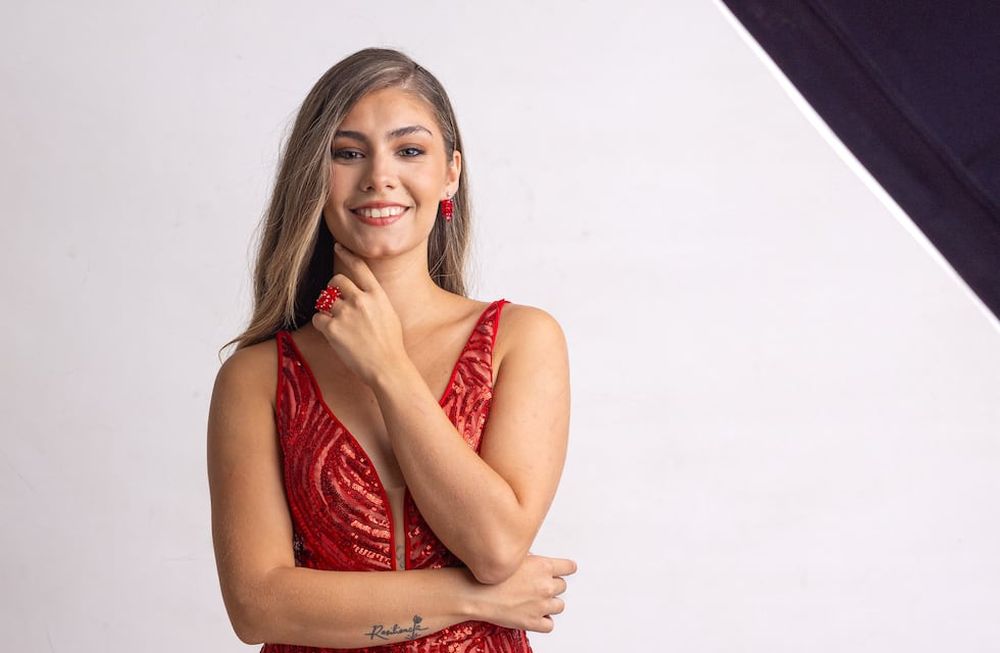 Liz Claribel Villegas es la Reina de la Vendimia de Junín 2024.