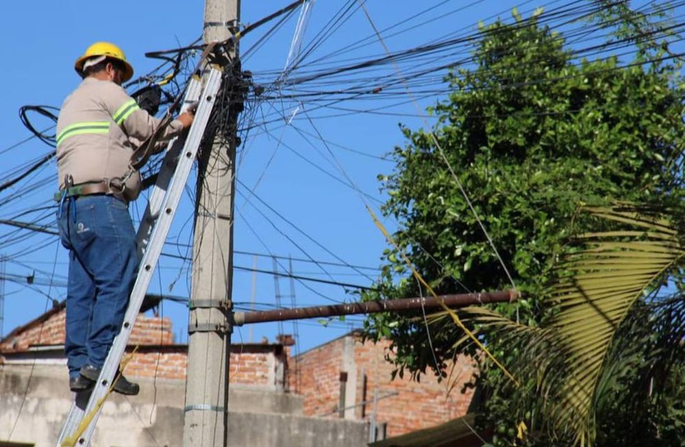 El hombre realizó una maniobra equivocada y tocó el cableado eléctrico “recibiendo una descarga de 23 mil voltios”. Gentileza: Publimetro