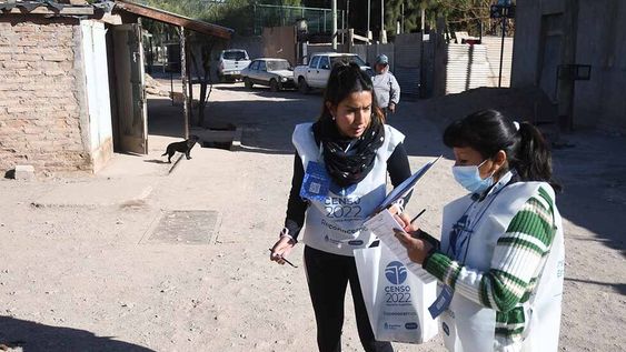 Censo 2022En el barrio Flores de Ciudad, a primeras horas de la tarde las censistas Abril  y Mabel visitan las viviendas para realizar el censo.Foto:José Gutierrez / Los Andes