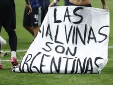 La bandera Las Malvinas son argentinas se convirtió en un símbolo de la semifinal entre Inglaterra y Argentina