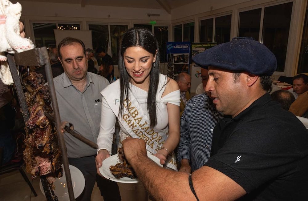 La embajadora de la ganadería, presente. Hubo costillares para los invitados al lanzamiento de esta fiesta de General Alvear. Fue en el Club Mendoza de Regatas, del Parque San Martín.