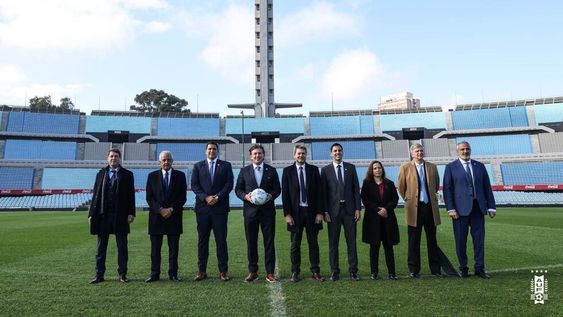 Las autoridades del fútbol sudamericano, con Alejandro Domínguez, presidente de Conmebol, a la cabeza, en la presentación de la candidatura al Mundial 2030 de Uruguay, Argentina, Paraguay y Chile. (@AUFOficial)