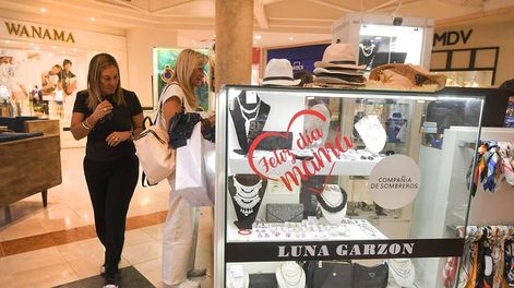 Compras del día de la madre en el centro comercial Palmares de Godoy Cruz. Foto: José Gutierrez / Los Andes