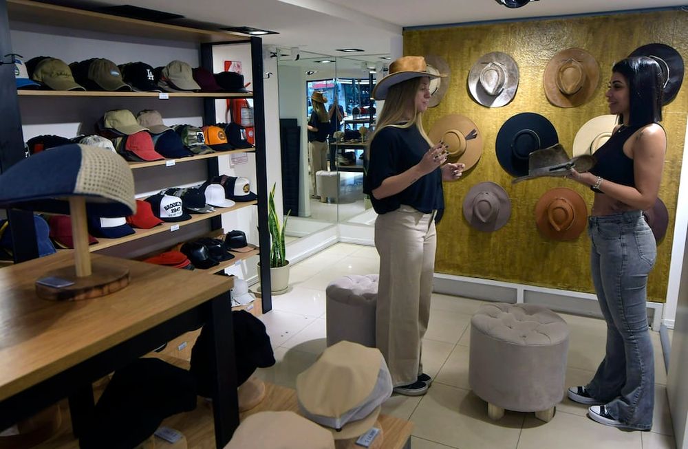 La exhibición que está ordenada a distintas alturas, guarda una cierta melancolía vintage. “El que no arriesga, no gana”, sostiene Yanina Albornoz.