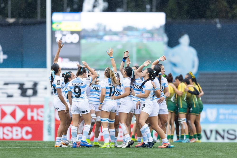 Rugby. Las integrantes de la Selección Argentina femenina festejan el triunfo ante el siempre complicado Brasil.