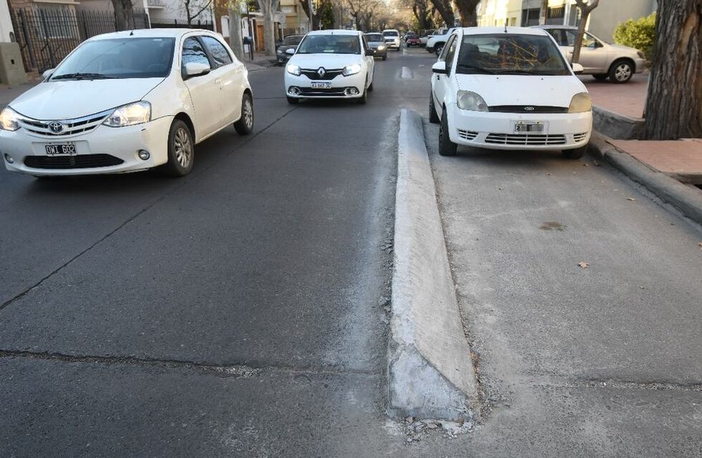 La intención de los municipios intervinientes es que el tamaño del cordón de la bicisenda en la Quinta Sección sea 5 centímetros más bajo y 15 centímetros más angosto. Foto: José Gutierrez / Los Andes