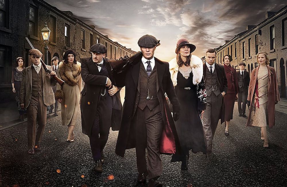 Peaky Blinders tiene todos los condimentos de una gran serie: la historia atrapante de una pandilla callejera que crece hasta controlar el delito de toda una ciudad, personajes memorables, una fotografía épica y una banda sonora hermosamente oscura y eléctrica.