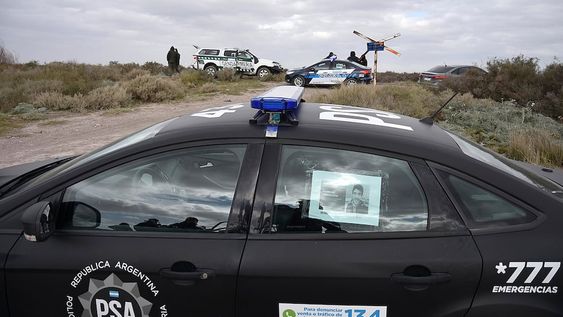 La policía de Buenos Aires en la zona donde desapareció Facundo Astudillo Castro.