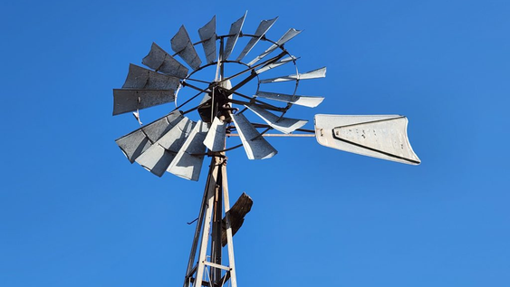 Un hombre de 51 años murió este sábado en Bowen, General Alvear, tras caer desde unos diez metros de altura mientras realizaba tareas de mantenimiento en un molino ubicado en una estancia rural.