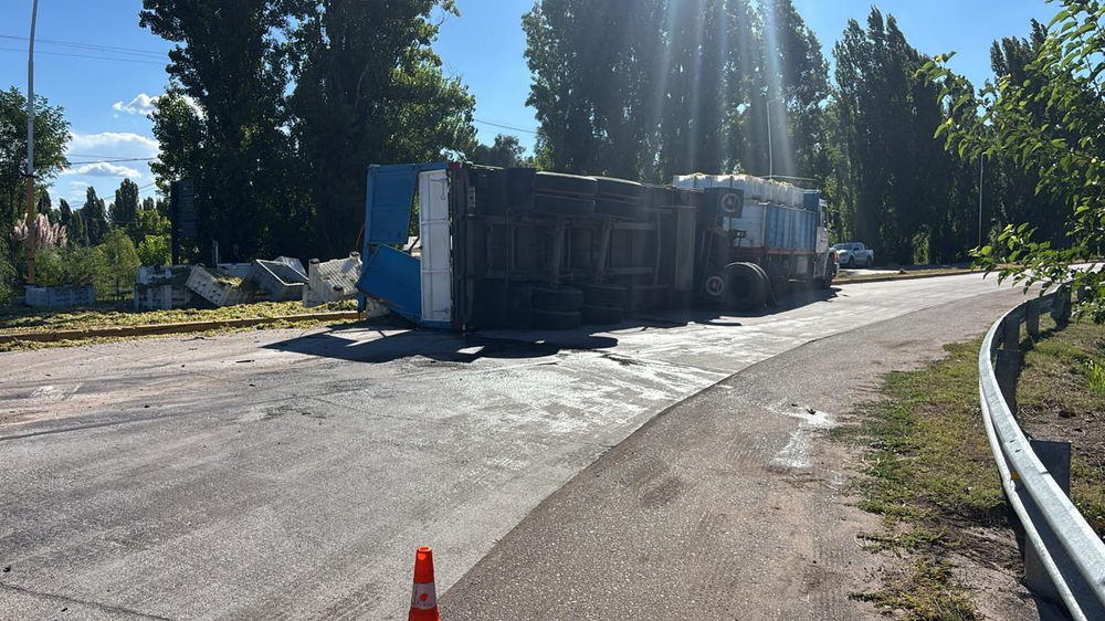 Luján de Cuyo: un acoplado quedó atravesado en la calzada.