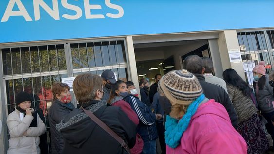 Desde este jueves 19 de mayo, 7,5 millones de trabajadores informales, empleados de casas particulares, monotributistas A, B y sociales, cuyas inscripciones al Refuerzo de Ingresos fueron aprobadas, recibirán la primera cuota de 9000 pesos. Foto: Orlando Pelichotti / Los Andes