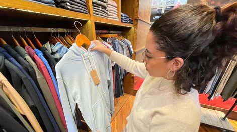El gobierno busca que baje el precio de la ropa en Argentina.