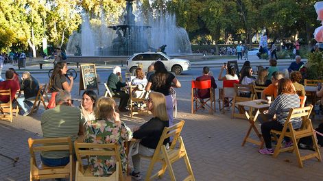 Otoño en MendozaMuchos mendocinos aprovecharon la jornada de temperatura agradable para pasear por el Parque General San MartínFoto: Orlando Pelichotti