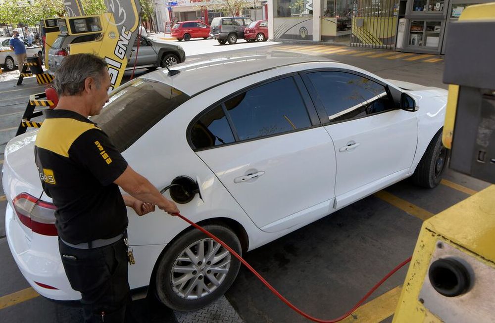 Si bien el aumento de la demanda del gas es estacional, el “desbalance energético” que vive el país, pone en alerta tanto a las industrias como a los conductores de vehículos que se abastecen con GNC y que podrían experimentar “quiebres de stock”.Foto: Orlando Pelichotti/ Los Andes