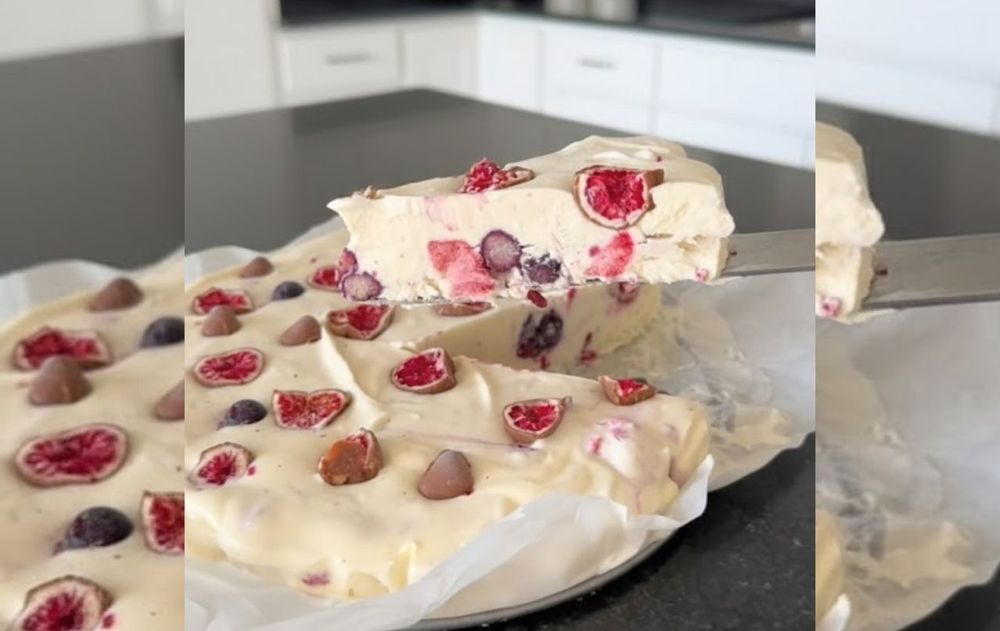 torta helada de frutos rojos