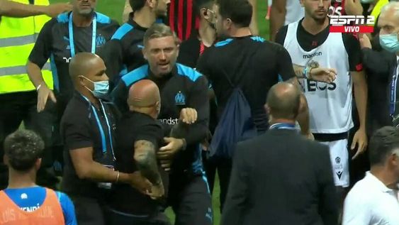 Sampaoli descontrolado tras la agresión que recibieron sus jugadores. / Gentileza.