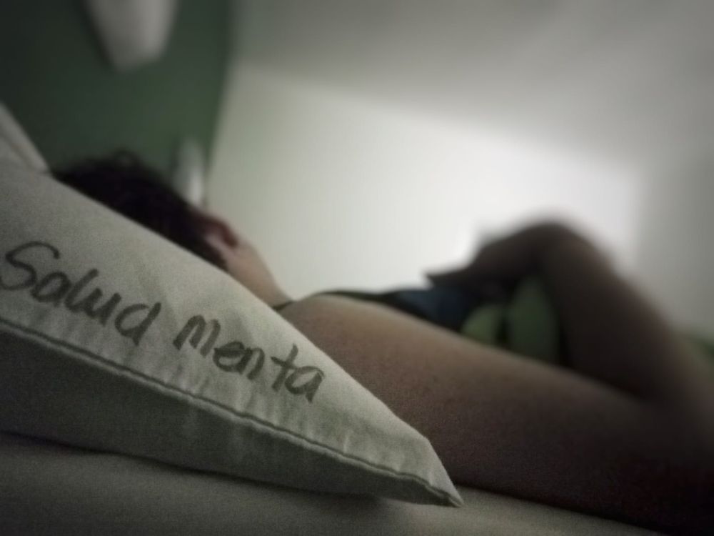 Antes los pacientes eran internados “donde había lugar”; ahora los hospitales generales avanzan hacia internaciones diferenciadas en salud mental, con equipos especializados, entornos de contención y actividades terapéuticas.  