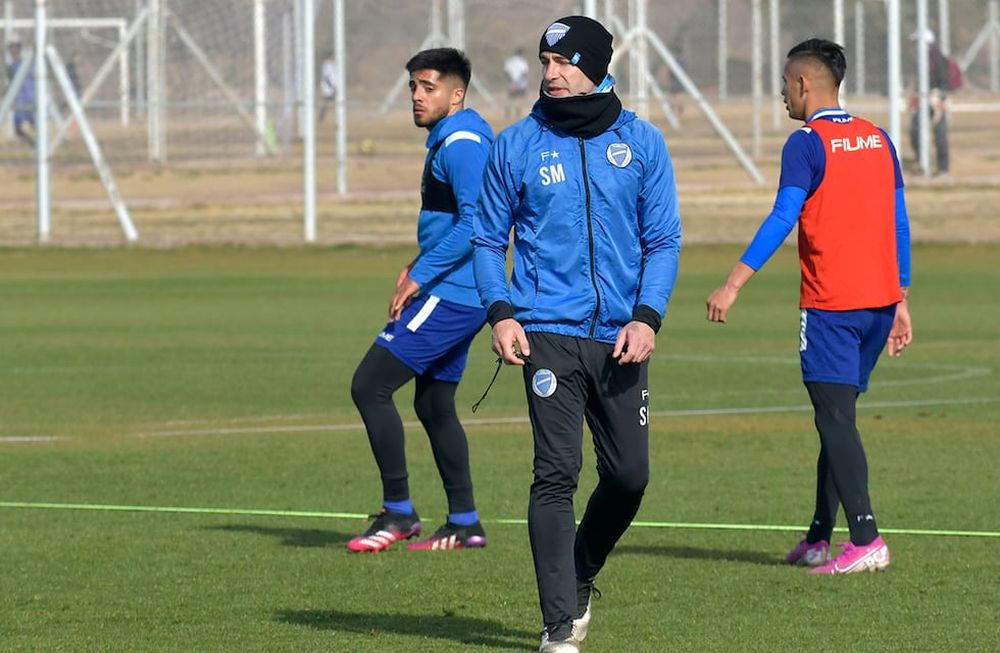 Mendoza 21 de julio de 2021  Fútbol AFA tbol, tomba, DeportesEntrenamiento de fútbol del Club Godoy Cruz Antonio TombaEn el predio de Coquimbito, el plantel del Tomba realizó una práctica Entrenador Sebastián Méndez Gallego Foto: Orlando Pelichotti / Los Andes