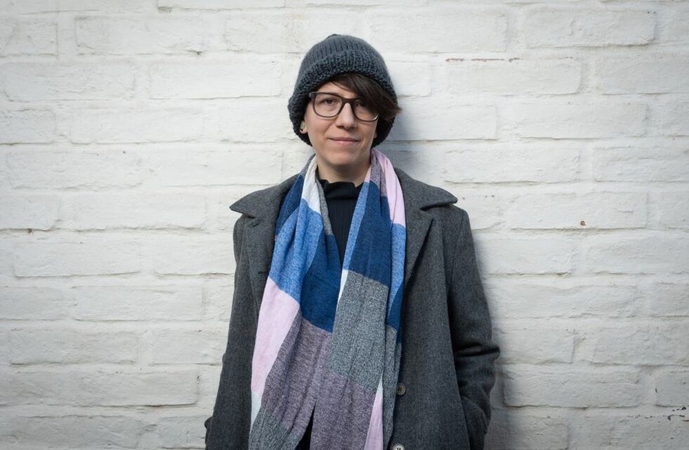 Jan Strappa trabaja en uno de los laboratorios de la UTN. En 2018 recibió su nueva partida de nacimiento donde no se consigna el sexo.   Foto: Ignacio Blanco / Los Andes.