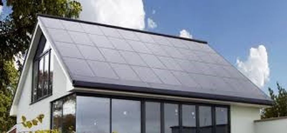 Techo BIPV. Módulos solares integrados que conforman el techo de la casa familiar.