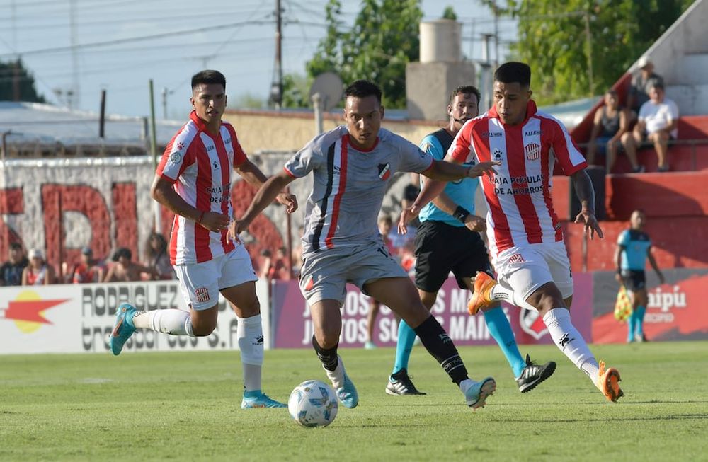 Fútbol El Club Atlético San Martín de Tucumán venció por 2-0 al Deportivo Maipú como visitante en la Primera NacionalFoto: Orlando Pelichotti
