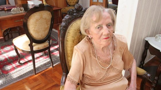 Licenciada Elvira Calle de Antequeda, nieta del fundador de diario Los Andes, Adolfo Calle y durante décadas figura de peso y de notable respeto a nivel provincial y nacional, es recordada por el diplomático español Ángel Manuel Ballesteros García.