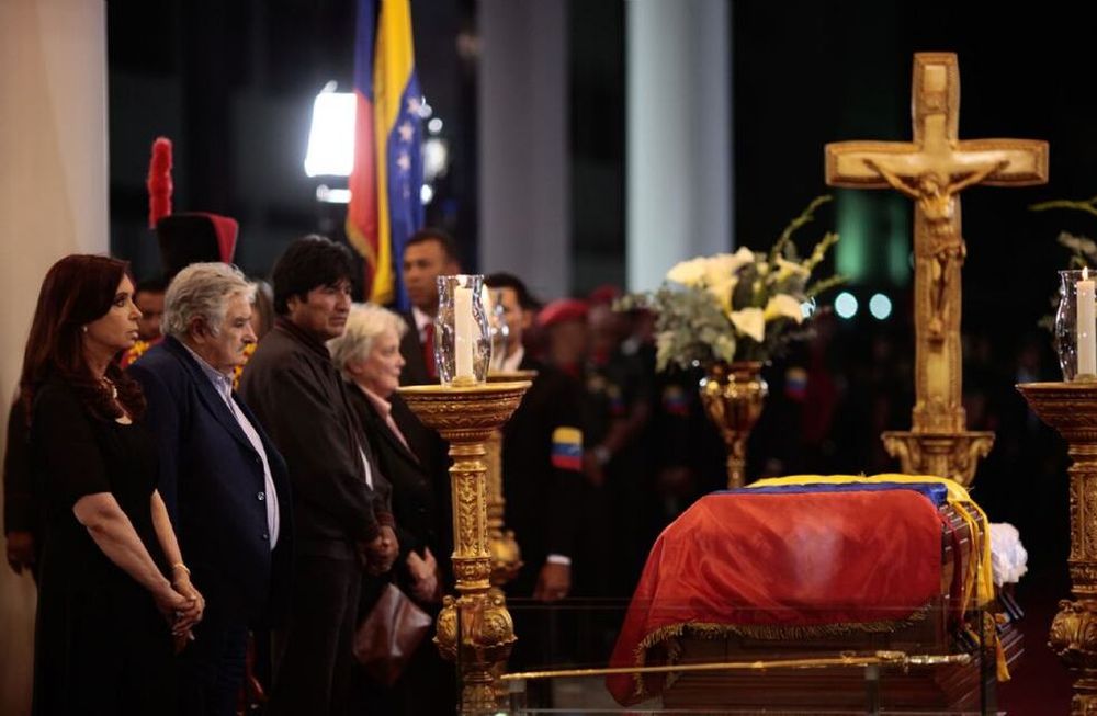 Cristina volvió al país sin participar del entierro de Chávez