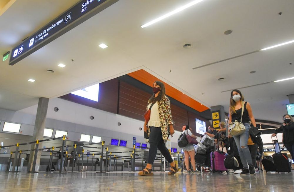 Mendoza 11 de marzo de 2021  Sociedad Tratativas para reanudar vuelos directos al vecino pais de Chile.Foto: Nicolás Rios / Los Andes  vuelos, aeropuerto, arribo, viajes, El Plumerillo, pasajes, Aerolineas Argentinas