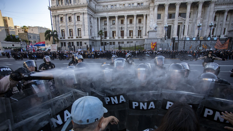 Una nueva marcha de jubilados y de distintas organizaciones políticas tenía lugar esta tarde en las inmediaciones del Congreso, donde la Policía dispuso vallas para mantener a los manifestantes en las veredas.