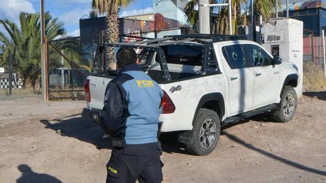 Policía Científica trabajando en el lugar horas después de la agresión. En esa camioneta se movilizaba la víctima. Orlando Pelichotti/Los Andes