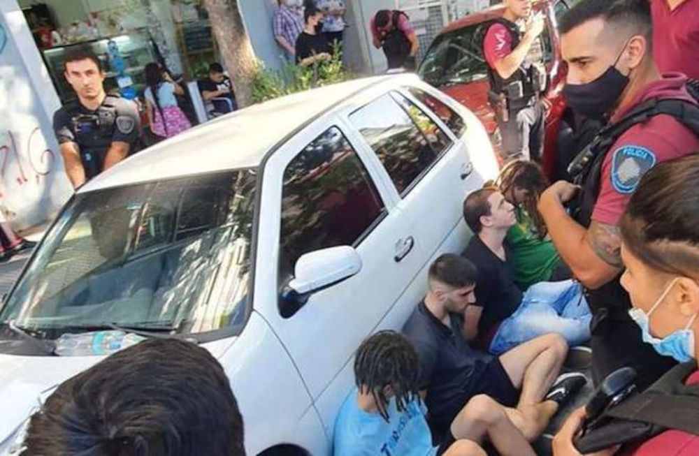Violación grupal: quiénes son los 6 jóvenes detenidos por abusar sexualmente de una joven en un auto