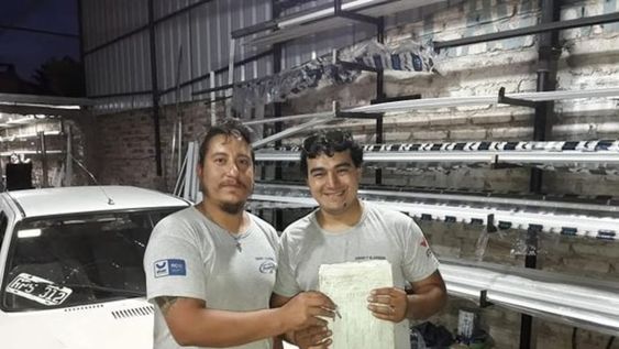 Premio a la lealtad, compromiso, responsabilidad y amor que le pones todos los días en tu trabajo Fati. escribió el dueño de la vidriería