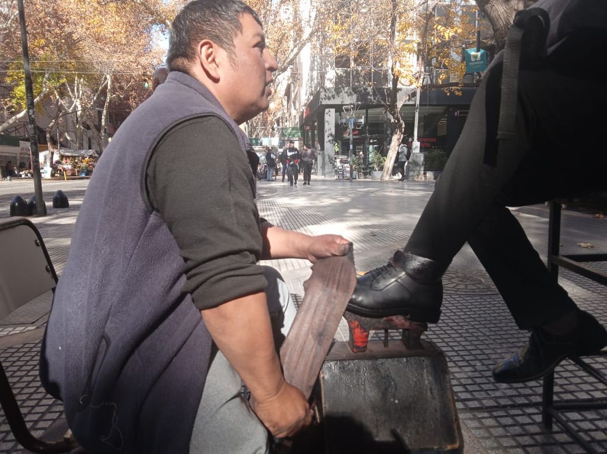 Al mejor estilo terapeuta, Carlos reconoce que le gusta escuchar a sus clientes.&nbsp;
