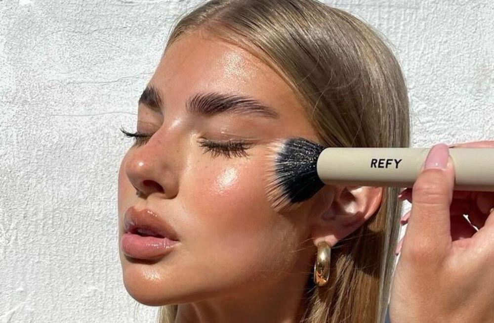 Esta es la forma correcta de aplicar bronzer para marcar tus pómulos.