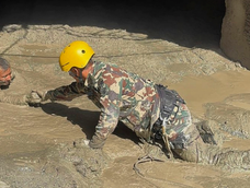 Una fotografía facilitada por el Ejército de Nepal muestra a personal militar rescatando a supervivientes de un túnel hidroeléctrico tras las inundaciones repentinas en el distrito de Rasuwa, Nepal, el 28 de agosto de 2026&nbsp;