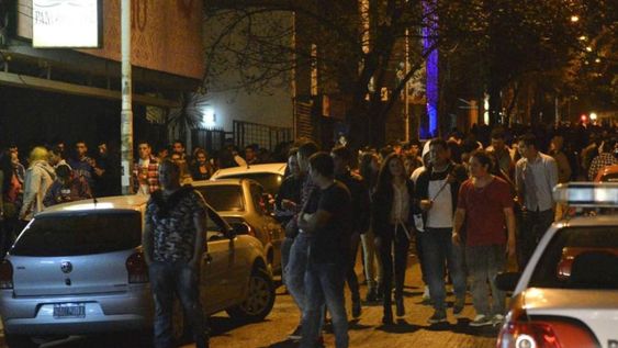 Arde Nueva Córdoba. Larrañaga e Independencia es epicentro de bares, pubs y boliches. Los vecinos de la zona sufren las fiestas durante todos los fines  de semana. (Pedro Castillo / La Voz)