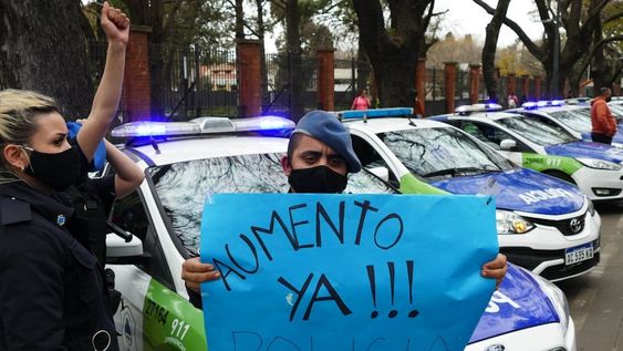La protesta policial llegó hasta la quinta de Olivos y hubo reclamos de mejoras salariales en distintos puntos de la provincia de Buenos Aires. Clarín