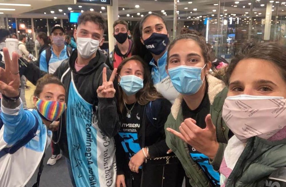 Los atletas argentinos viajaron a Guayaquil, donde disputarán el Sudamericano y lo hicieron junto con el influencer Santiago Maratea. (TN Deportivo)
