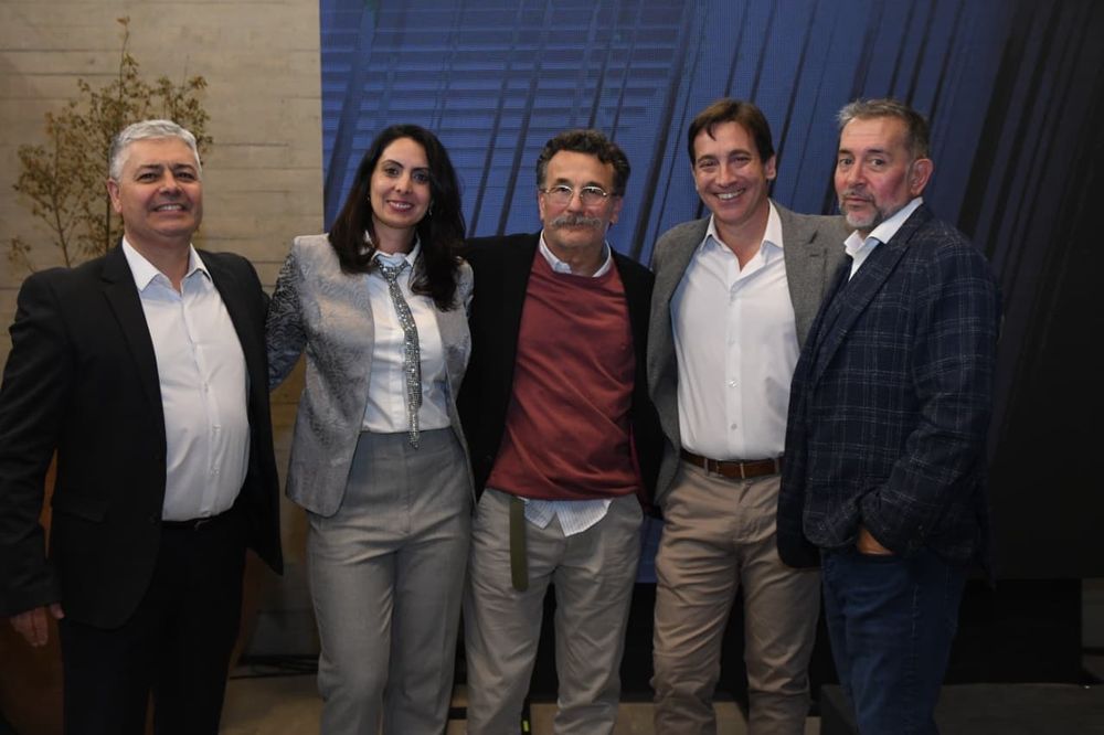 Arquitectos y referentes de los proyectos junto a Andrés Manresa, Pablo Moya y Julieta Contreras, durante la presentación. 
