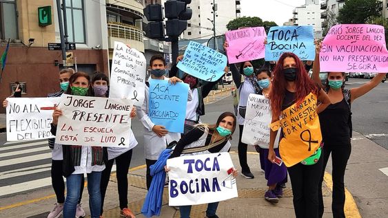 Docentes protestan tras la muerte de un compañero infectado por COVID/Twitter