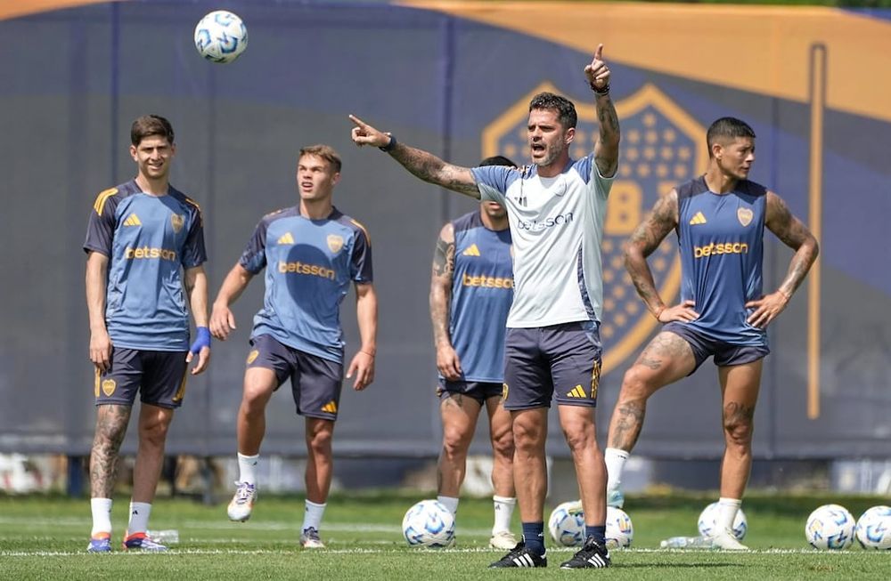 Gago planea tres cambios para enfrentar a Sarmiento