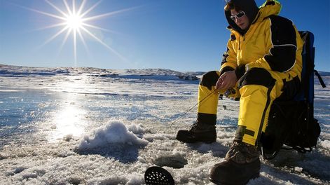 Los Andes | Los orificios sobre el hielo permiten a los pescadores arrojar sus líneas en el río Santa Ana. La mayoría espera en decenas de cabañas con un rústico confort interior.